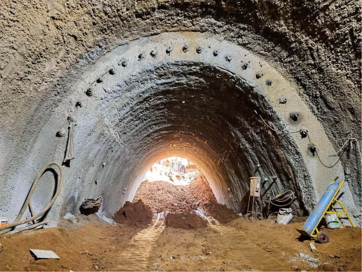 南京仙新路过江通道乌龙山隧道中导洞顺利贯通